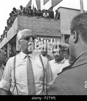 . Italiano: Autodromo Nazionale Monza, settembre 1967. Enzo Ferrari, fondatore della Scuderia Ferrari, ein Colloquio con i giornalisti nei Box del Circuito, nel Wochenende del XXXVIII Gran Premio d'Italia. September 1967. Rainer W. Schlegelmilch 25 Enzo Ferrari - Monza, 1967 Stockfoto