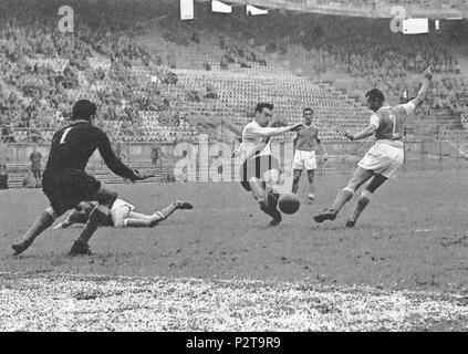 . Italiano: Mailand, Stadio San Siro. Il calciatore italo-argentino Antonio Valentín Angelillo (al Centro) in azione Alle 'Inter tra gli Anni 50 e 60 del XX secolo. zwischen 1957 und 1961. Unbekannt 8 Antonio Angelillo - Inter Mailand (1950 s-60s) Stockfoto