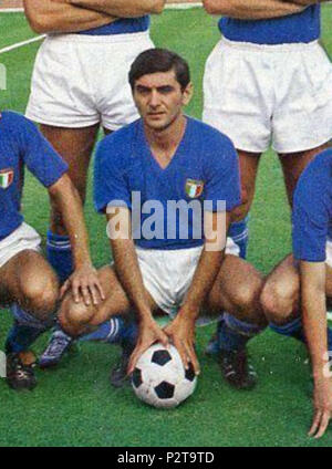 . Italiano: Roma, Stadio Olimpico, 1º gennaio 1965. Il calciatore dell'Italia, Giacomo Bulgarelli, in Posa prima della Vittoriosa sfida interna Contro la Polonia (6-1) valevole per le qualificazioni al Campionato del Mondo 1966. 1. November 1965. Foto von Unbekannten beschnitten durch Danyele 43 Italien Team - Rom, 1965 - Giacomo Bulgarelli (7/8) Stockfoto