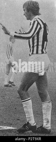 . Italiano: Turin, Stadio Comunale, 7 December 1975. Il difensore bianconero Francesco Morini in azione Nel Corso della sfida tra Torino e Juventus (2-0) valevole per l'8 ª giornata del Campionato Italiano di Serie A 1975-76. Vom 7. Dezember 1975. Unbekannt 82 Serie A 1975-76 - Turin gegen Juventus - Francesco Morini Stockfoto