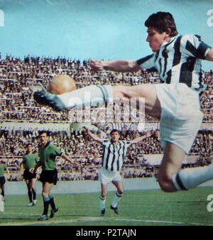 . Italiano: Turin, Stadio Comunale, 23 aprile 1967. Il centrocampista bianconero Gianfranco Leoncini in azione Nel Corso della sfida tra Juventus e Venezia (2-1) valevole per la 29 ª giornata del Campionato Italiano di Serie A 1966/67; sullo sfondo si riconosce l'altro bianconero Giampaolo Menichelli. 23. April 1967. Unbekannt 2 1966-67 Serie A - Juventus v Venezia - Gianfranco Leoncini Stockfoto