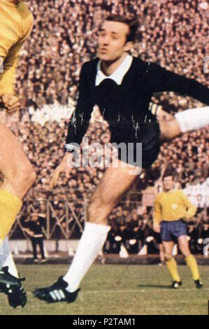 . Italiano: Turin, Stadio Comunale, 28 Febbraio 1968. Il portiere gialloblù Horst Wolter proteso in volo Nel Corso della sfida tra Juventus ed Eintracht Braunschweig (1:0) valevole per il retour Match dei Quarti di Finale della Coppa dei Campioni 1967-68. 28. Februar 1968. Foto von Unbekannten beschnitten durch Danyele 26 Europäischen Cup 1967-68 - Juventus v Eintracht Braunschweig - Horst Wolter Stockfoto