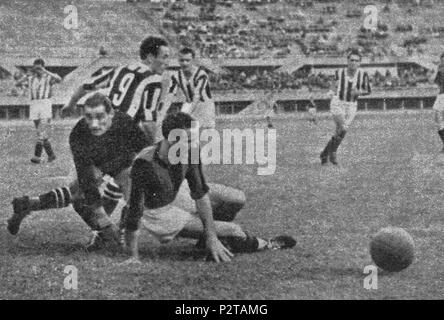 . Italiano: Turin, stadio Municipale Benito Mussolini, 28 giugno 1942. Un'Azione di gioco nell'area rossonera, Nel Corso della sfida tra Juventus e AC Milano (4-1) valevole per la Finale di ritorno della Coppa Italia 1941/42; si riconosce Il portiere rossonero Giovanni Rossetti (a sinistra). 28. Juni 1942. Unbekannt 1 1941/42 Coppa Italia final (2. Bein) - juventus V AC Milano Stockfoto