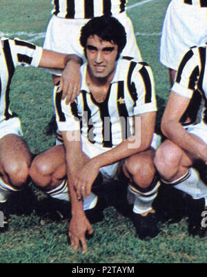 . Italiano: Verona, stadio Marcantonio Bentegodi, 11 Ottobre 1970. Il calciatore italiano Pietro Anastasi alla Juventus, prima dell'inizio della sfida sul Campo del Verona (0-0) valevole per la 3 ª giornata del Campionato Italiano di Serie A 1970/71. 11. Oktober 1970. Foto von Unbekannten beschnitten durch Danyele 45 Juventus FC 1970/71 - Pietro Anastasi Stockfoto