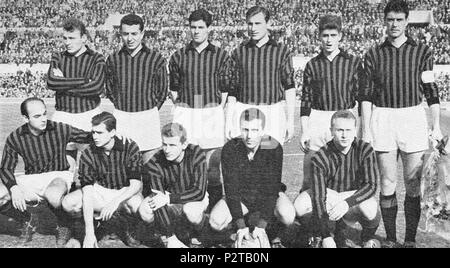 . Rom, Olympiastadion, 25. Februar 1962. Das Line-up von A.C. Mailand nahm auf das Feld im Weg Sieg gegen A.S. Roma (1-0), gültig für die 27. Runde der Italienischen Meisterschaft 1961 - 62 Serie A. vom 25. Februar 1962. Unbekannt 9 Associazione Calcio Milan 1961-62 Stockfoto