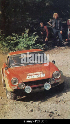 . Italienische Rallyefahrer Giulio Bisulli und sein Beifahrer Francesco Rossetti auf einem Fiat 124 Abarth Rally (Gruppe 4) bei der Rallye San Remo 1974. Zwischen dem 2. Oktober 1974 und 5. Oktober 1974. Unbekannt 36 Giulio Bisulli - Fiat 124 Abarth Rally (1974 Rallye San Remo) Stockfoto