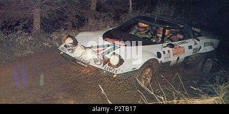 . Englisch: Sandro Munari und Co - Treiber Mario Mannucci auf einem Lancia Stratos HF (Gruppe 4) gesponsert von Alitalia im Jahr 1975 Rallye San Remo, 1. besondere Bühne. 1. Oktober 1975. BIASIOLI 79 Sandro Munari - Lancia Stratos HF Alitalia (1975 Rallye San Remo) Stockfoto