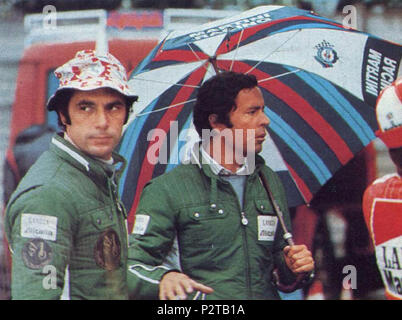 . Von links nach rechts: Lancia-Alitalia Fahrer Sandro Munari und Team Manager Cesare Fiorio auf der Automotive Tour 1975 von Italien. Zwischen dem 12. Oktober 1975 und vom 17. Oktober 1975. Unbekannt 79 Sandro Munari und Cesare Fiorio - Lancia Alitalia (Automotive Tour 1975 von Italien) Stockfoto