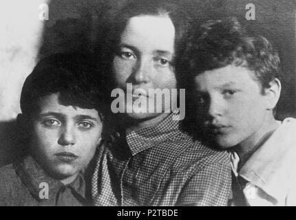 . Julia Schucht (Ehefrau von Antonio Gramsci) mit Söhne Delio (geb. 1924) und Giuliano (geb. 1926). 1930er Jahre. Unbekannt 44 Julia Schucht mit Söhnen 1930 s Stockfoto