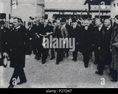 . Englisch: Benito Mussolini (in der Mitte, mit einer leichten Jacke) bei einem Besuch in Busto Arsizio für die Einweihung der neuen S-Bahnhof Italiano: Benito Mussolini (al Centro con la giacca Chiara) Durante una visita a Busto Arsizio per l'inaugurazione della nuova Stazione Ferroviaria cittadina. 25. Oktober 1924. Die ursprünglichen Uploader wurde Trixt auf Italienisch. 13 Busto Arsizio Mussolini Stockfoto
