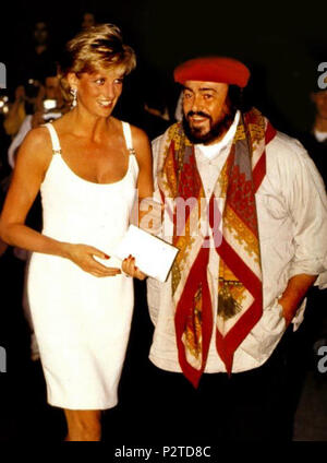 . Englisch: Lady Diana wird von Luciano Pavarotti bei der Ankunft in Modena, Italien für ein Konzert Geld für Bosnische Kinder Italiano: Lady Diana accolta eine Modena da Luciano Pavarotti pro Il Concerto di beneficenza Pavarotti & Friends per i bambini della Bosnien zu heben begrüßt. 12. September 1995. Unbekannt 57 Modena - Italien - Diana - Spencer Stockfoto