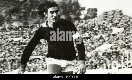 . Fußballspieler Franco' Ciccio' Cordova, dann Kapitän von A.S. Roma, im Stadio Olimpico 1973-74 Saison. zwischen 1973 und 1974. Unbekannt 13 Calcio Franco Cordova Olimpico 1973 Stockfoto