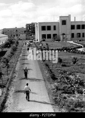 . Italiano: Centro Assistenza Profughi Ausländer' Roberto Rossi Longhi' Di Latina. ca. 1957. Unbekannt 15 CAPS Latina 03. Stockfoto