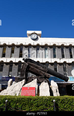 Eine Pistole einzigartig gestalteten schräg nach unten Mauern und Zinnen auf den Felsen von Gibraltar. Es ist eine Depression gun genannt Stockfoto
