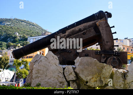 Eine Pistole einzigartig gestalteten schräg nach unten Mauern und Zinnen auf den Felsen von Gibraltar. Es ist eine Depression gun genannt Stockfoto