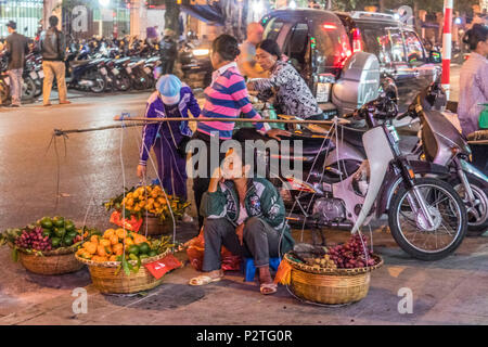 Anbieter einem Fuß, motorcyce und Zyklus in Hanoi, Vietnam Stockfoto