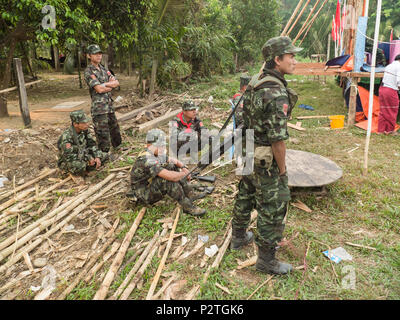 Kämpfer der Monland Restaurierung Armee bei einer Feier von Mon National Day in Mon, östlichen Myanmar Stockfoto