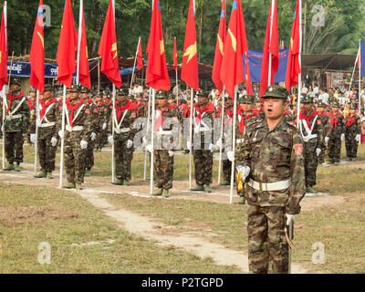 Kämpfer der Monland Restaurierung Armee in einer Parade zu Mon National Day in Mon, östlichen Myanmar feiern Stockfoto