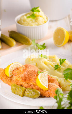 Frische Weiner schitzel Original, Kartoffelpüree, pickless Zitronen und Kräutern auf der Oberseite Stockfoto