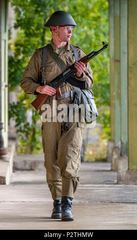 Eine airsoft Spieler tragen Ostdeutschen Junior Non-Commissioned Offiziere mit einem AK-47-Uniform, die Kalaschnikow (gestellt Ny-Modell) Stockfoto