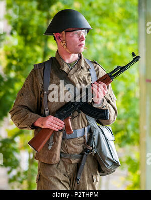 Eine airsoft Spieler tragen Ddr 1975, Junior Non-Commissioned Offiziere mit einem AK-47-Uniform, die Kalaschnikow (gestellt Ny-Modell) Stockfoto