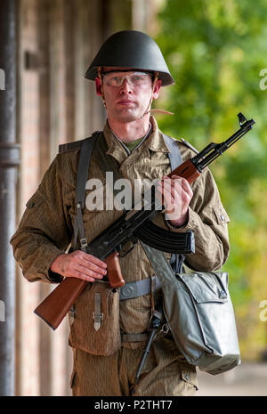 Eine airsoft Spieler tragen Ddr 1975, Junior Non-Commissioned Offiziere mit einem AK-47-Uniform, die Kalaschnikow (gestellt Ny-Modell) Stockfoto