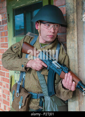 Eine airsoft Spieler tragen Ddr 1975, Junior Non-Commissioned Offiziere mit einem AK-47-Uniform, die Kalaschnikow (gestellt Ny-Modell) Stockfoto