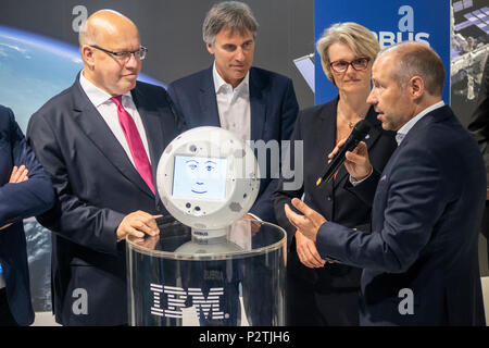 Hannover, Deutschland. 12 Juni, 2018. IT-Messe CEBIT 2018 Eröffnung Spaziergang mit Peter Altmaier (1 l), Bundesminister für Wirtschaft und Energie Deutschland. Hier bei IBM Stand, präsentiert Roboter CIMON (Crew interaktive Mobile CompaniON), ein intelligenter, mobiler und interaktiver Astronaut, von Airbus entwickelt im Auftrag des Deutschen Zentrums für Luft- und Raumfahrt (DLR), die mit der IBM Watson Technologie auf der ISS als Teil der Horizonte der Mission der ESA getestet. Mit Achim Berg (Bitkom), Anja Karliczek (Eidg. Min. Bildung und Forschung), Matthias Hartmann (IBM Deutschland). Credit: Christian Lademann Stockfoto