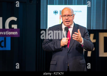 Hannover, Deutschland. 12 Juni, 2018. CEBIT 2018 Eröffnung Spaziergang mit Peter Altmaier, Bundesminister für Wirtschaft und Energie Deutschland. CEBIT 2018, international computer Expo und der Europa-Festival für Innovation und Digitalisierung. Credit: Christian Lademann Stockfoto