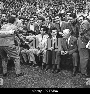 . Italiano: Mailand, Stadio San Siro, 1961. L'allenatore dell'Inter, il franco-argentino Helenio Herrera (al Centro col vestito Chiaro), attorniato da un Gruppo di Tifosi nerazzurri. ca. 1961. Gino Begotti 38 Helenio Herrera - Inter Mailand (San Siro, ca. 1961) Stockfoto