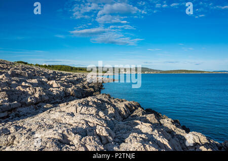 Schöne Natur an der Adria in Kroatien Europa. Schöne bunte Dämmerung Abend am Meer. Ruhig, friedlich, fröhlich und glücklich, Natur und Landschaft Stockfoto