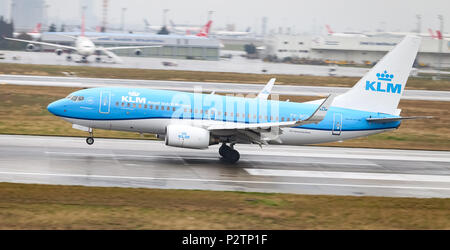 ISTANBUL, Türkei - 04. MÄRZ 2018: KLM Boeing 737-7 K2 (CN 30365) Landung Flughafen Istanbul Atatürk. KLM ist die Fluggesellschaft der Niederlande mit 119 Stockfoto