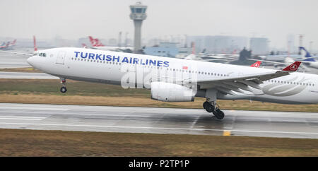 ISTANBUL, Türkei - 04. MÄRZ 2018: Turkish Airlines Airbus A 330-343 E (CN 1483) Landung Flughafen Istanbul Atatürk. Dein ist die Fluggesellschaft der Türkei Stockfoto