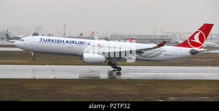 ISTANBUL, Türkei - 04. MÄRZ 2018: Turkish Airlines Airbus A 330-343 X (CN 1160) Landung Flughafen Istanbul Atatürk. Dein ist die Fluggesellschaft der Türkei Stockfoto