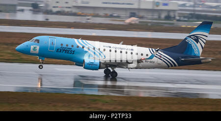 ISTANBUL, Türkei - 04. MÄRZ 2018: EgyptAir Express Embraer 170LR (CN 169) Landung Flughafen Istanbul Atatürk. EgyptAir Express hat 12 Flottengröße und Stockfoto
