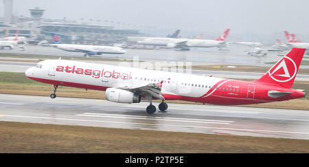 ISTANBUL, Türkei - 04. MÄRZ 2018: AtlasGlobal Airbus A 321-231 (CN 1008) Landung Flughafen Istanbul Atatürk. AtlasGlobal ist eine türkische Fluggesellschaft mit 24. Stockfoto