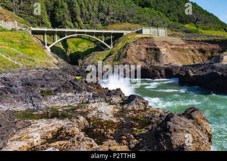 Die Flut Überspannungen bis Köche Kluft am Cape Perpetua szenischen Bereich entlang des Oregon Central Coast südlich von Yachats. Stockfoto