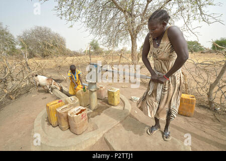 Mit Hilfe von ihrem 8-jährigen Tochter Atap, Atouc Dut pumpen Wasser aus einem Brunnen in Malek Miir, einem Dorf im Süden des Sudan Lol Zustand. Stockfoto