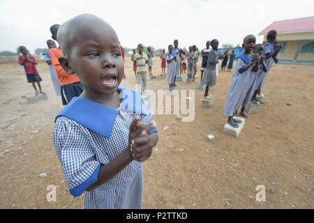 Fünf Jahre alten Saloma Nyandeng Duot führt ihre Mitschüler in Singen am 13. April 2017, an einem frühen Kindheit Entwicklungszentrum in Panyagor, South Sudan Stockfoto