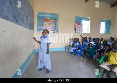 Fünf Jahre alten Saloma Nyandeng Duot führt ihre Mitschüler in das Lernen des Alphabets in der frühen Kindheit Entwicklungszentrum in Panyagor, South Sudan. Stockfoto