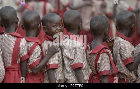 Studenten Line up während der Vollversammlung zu Beginn des Tages in der Loreto Grundschule in Rumbek, Sudan. u Stockfoto