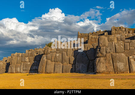 Die Inka Festung Sacsayhuaman bei Sonnenuntergang direkt außerhalb der Stadt von Cusco in den Anden von Peru, Südamerika. Stockfoto