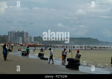 Touristen bei der Cox Bazar Sea Beach, dem längsten Strand der Welt. Cox's Bazar, Chittagong, Bangladesch. Stockfoto