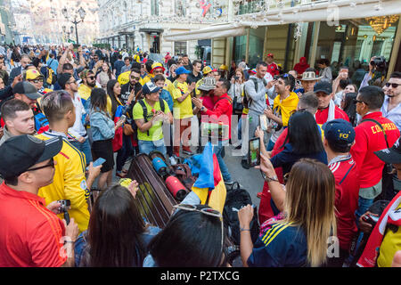 Moskau, Russland - 13 Juni, 2018: Horizontale Bild des kolumbianischen Fans tanzen in den Straßen von Moskau für die Wm, Russland Stockfoto