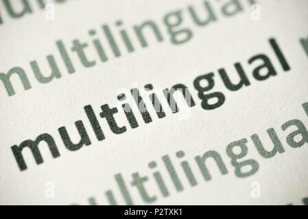 Wort mehrsprachige auf weißem Papier Makro gedruckt Stockfoto