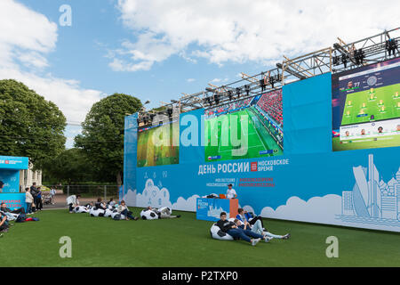 Moskau, Russland - 11 Juni, 2018: Horizontale Bild von riesigen televesion für Fans bei der Weltmeisterschaft in Moskau, Russland Stockfoto