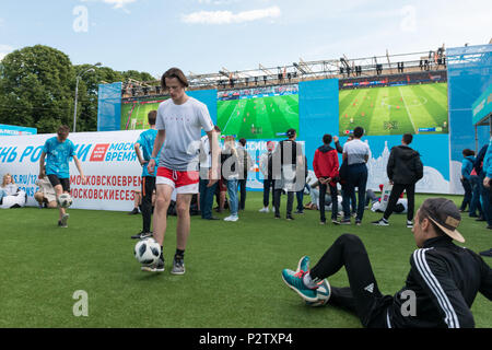 Moskau, Russland - 11 Juni, 2018: Weitwinkel Bild von Fans Spaß vor der Weltmeisterschaft in Moskau, Russland Stockfoto