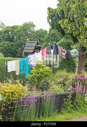 Wäscheleine in einem englischen Cottage Garten, England, Großbritannien Stockfoto