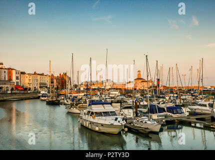 Sonnenuntergang über der Yachten und Boote im Hafen von Ramsgate, Kent, England Stockfoto