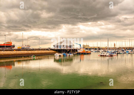 Yachten und Boote im Hafen von Ramsgate, Kent, England Stockfoto